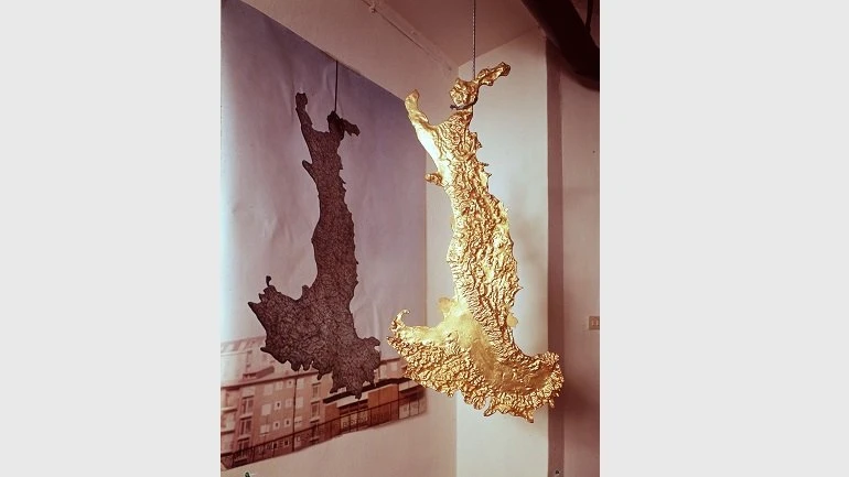 Luciano Fabro. Italia d’oro 1971 e manifesto mostra gall. De Nieubourg 1969. © Silvia Fabro (Archivio Luciano e Carla Fabro) ph Giancarlo Baghetti, 1973