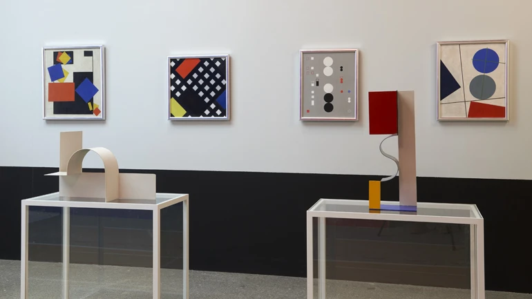 Vista de sala de la exposición Kobro y Strzemiński. Prototipos vanguardistas