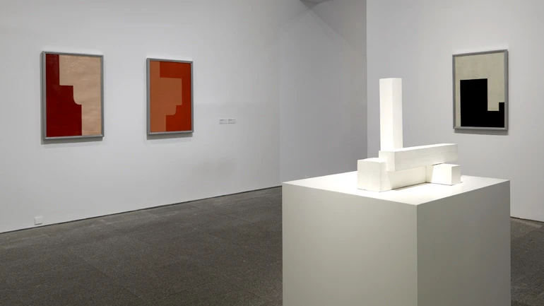 Vista de sala de la exposición Kobro y Strzemiński. Prototipos vanguardistas