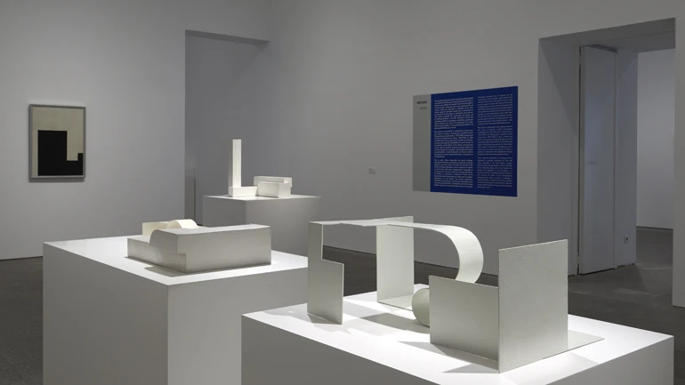 Vista de sala de la exposición Kobro y Strzemiński. Prototipos vanguardistas