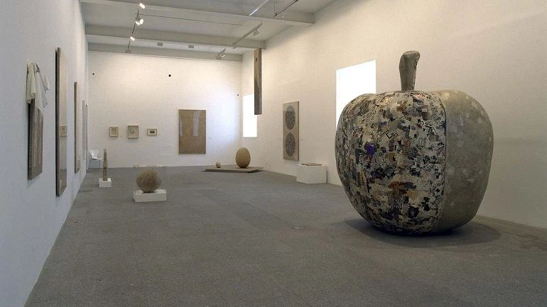 Vista de sala de la exposición. Jiři Kolář, 1996
