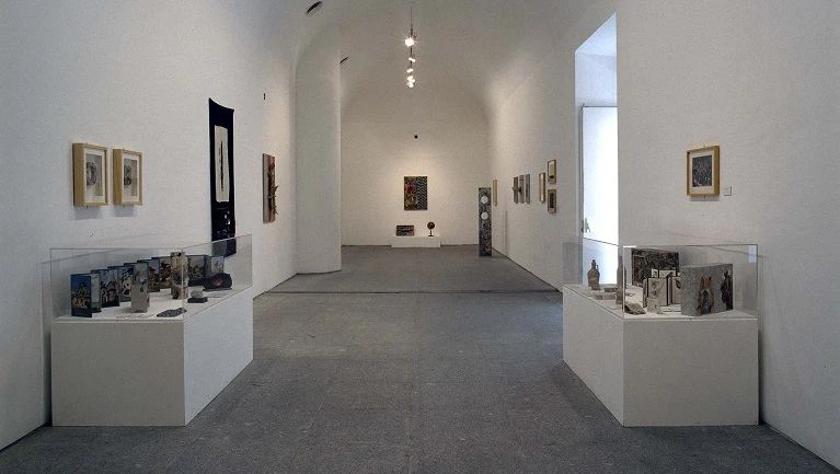 Vista de sala de la exposición. Jiři Kolář, 1996
