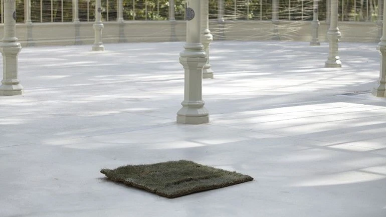 Vista de sala de la exposición. Jiří Kovanda. Dos anillos dorados, 2012
