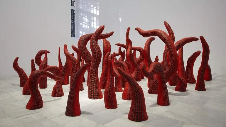 Vista de sala de la exposición. Yayoi Kusama, 2011