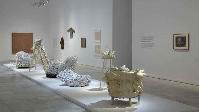 Vista de sala de la exposición. Yayoi Kusama, 2011
