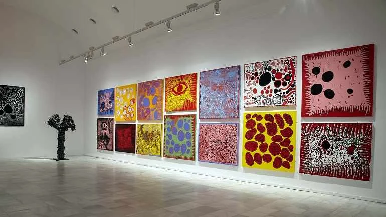Vista de sala de la exposición. Yayoi Kusama, 2011