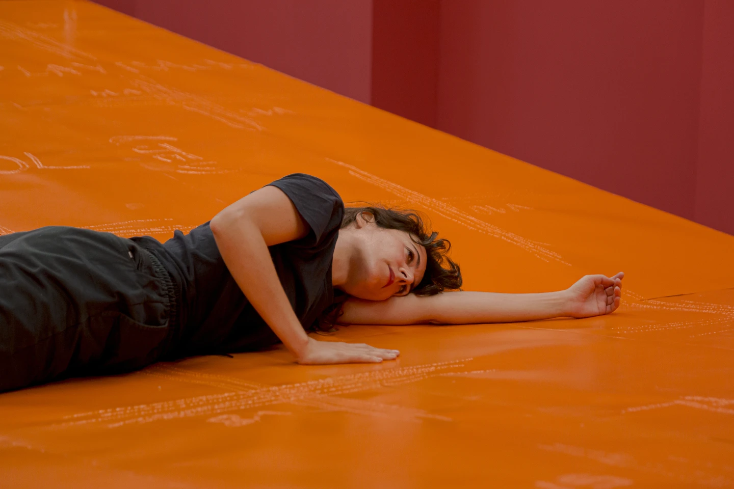 Laia Estruch, <em>Ganivet</em> (Cuchillo/Knife), 2020. Vista de la activación en la Fundació Joan Brossa, Barcelona. Colección de la artista y Galería Ehrhardt Flórez. Fotografía: Eva Carasol