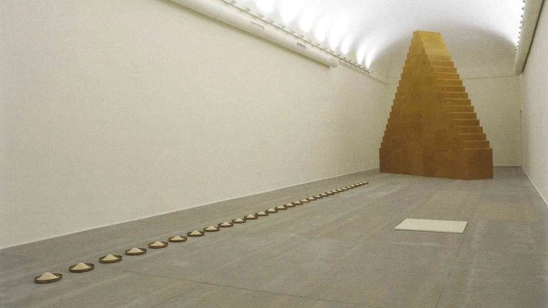 Vista de sala de la exposición. Wolfgang Laib. Sin principio - Sin fin, 2007