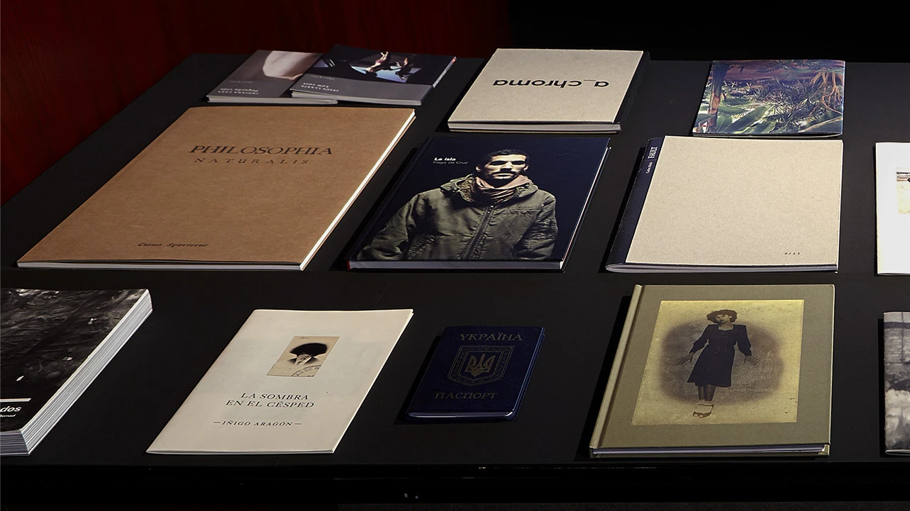 Vista de la muestra documental Libros que son fotos, fotos que son libros, 2014