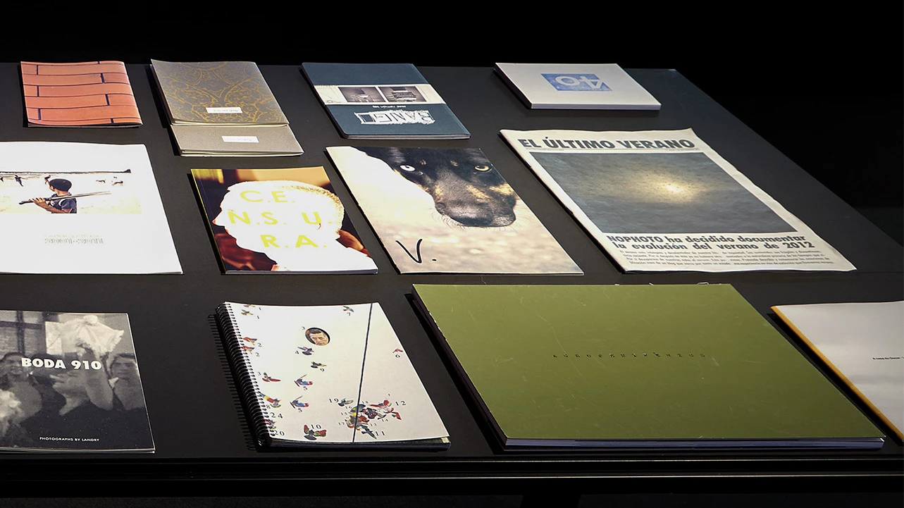 Vista de la muestra documental Libros que son fotos, fotos que son libros, 2014