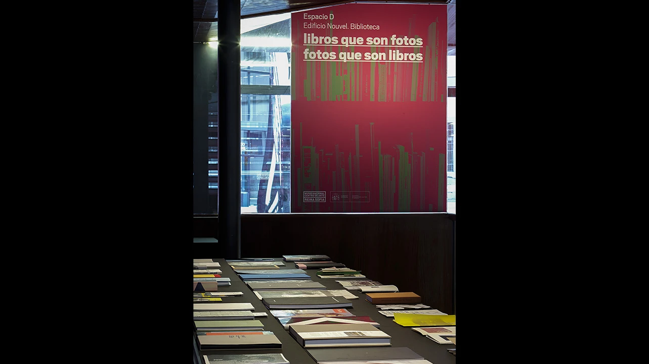 Vista de la muestra documental Libros que son fotos, fotos que son libros, 2014
