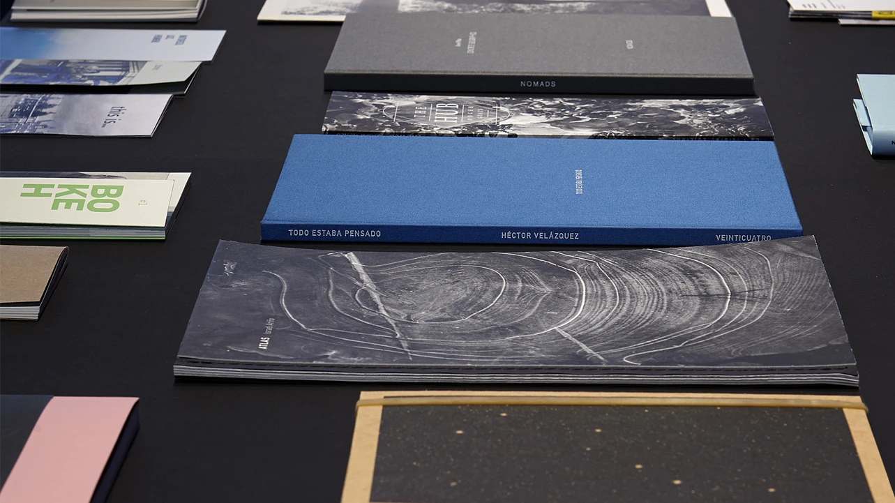 Vista de la muestra documental Libros que son fotos, fotos que son libros, 2014