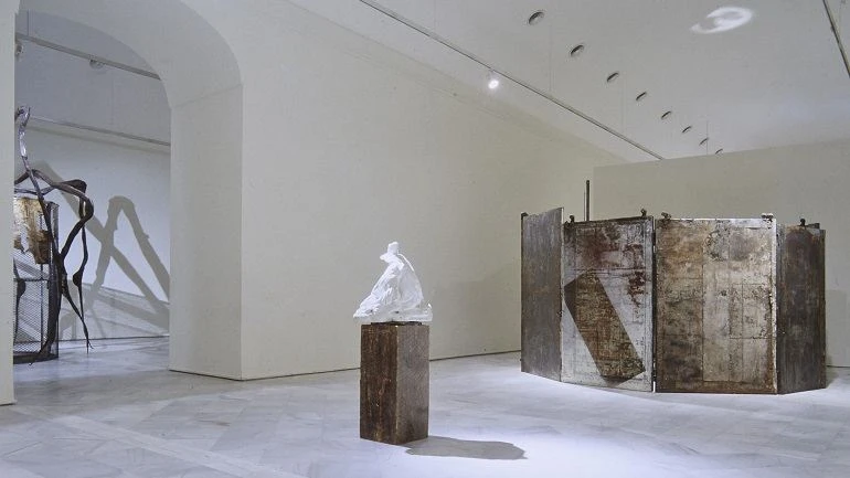 Vista de sala de la exposición. Louise Bourgeois. Memoria y arquitectura, 1999