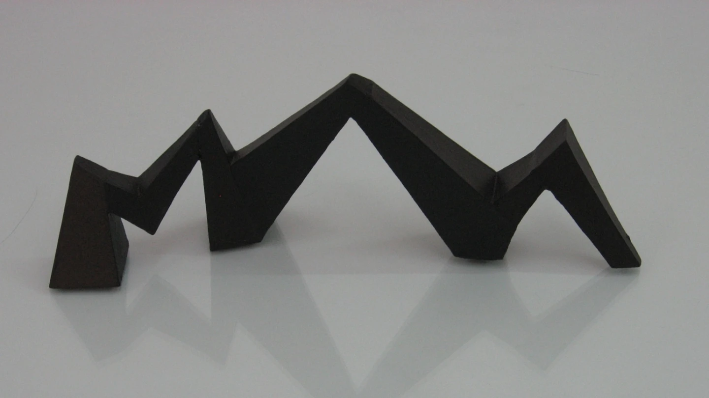 Mathias Goeritz, La serpiente de El Eco, variante, 2010-2011. Cartón ensamblado y policromado, 11,5 x 32 x 9,5 cm. Colección particular, Madrid