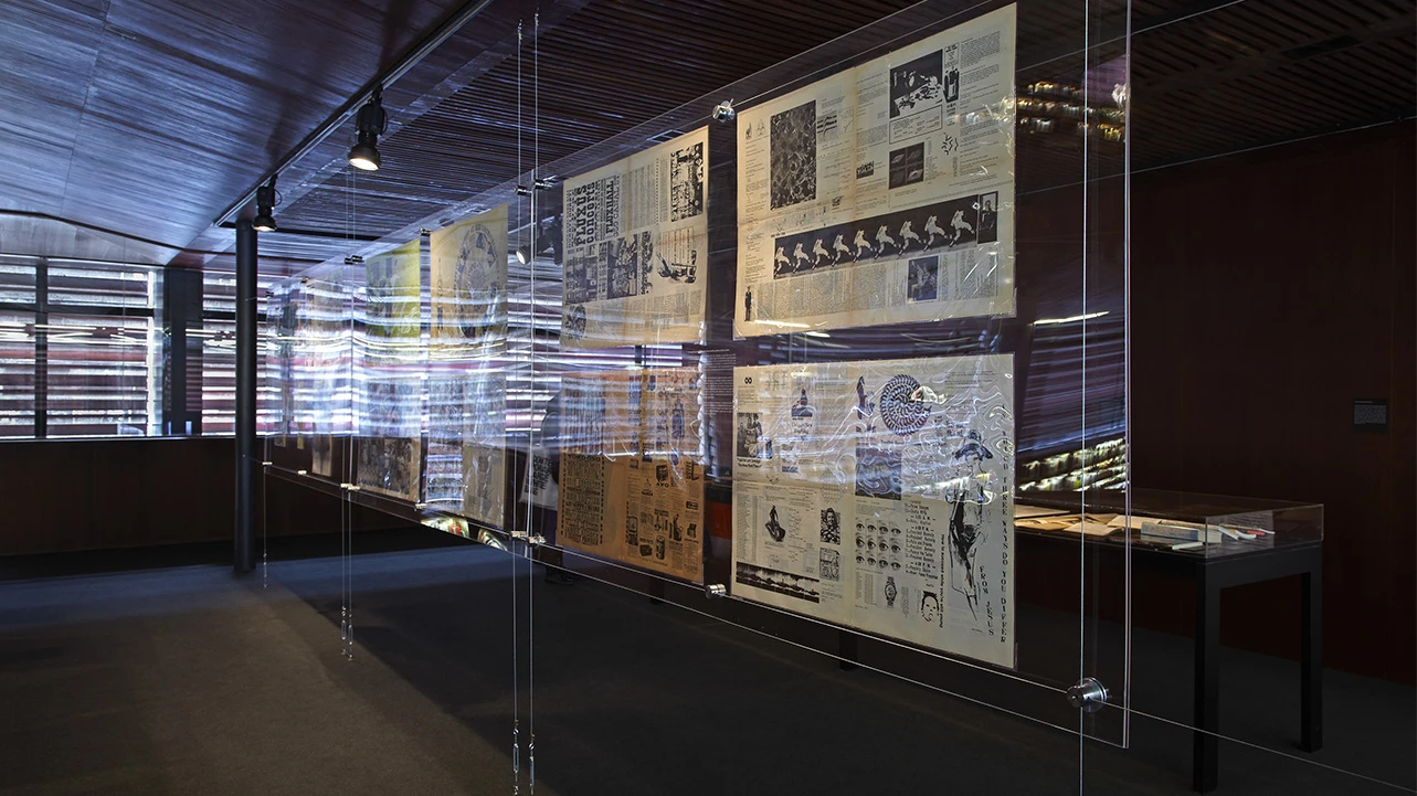 Vista de la muestra documental Un mapa fluxus: documentos sobre internacionalismo, publica-acciones y eventos, 2013