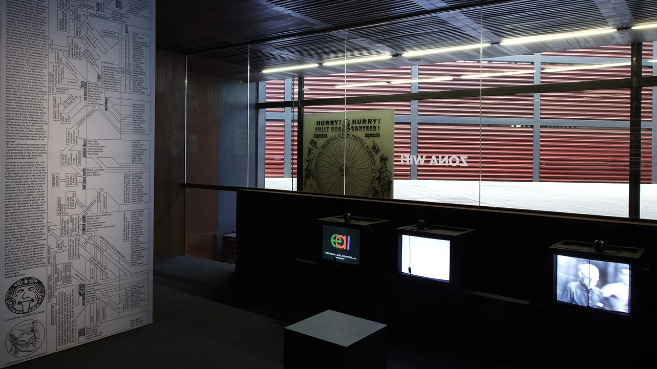 Vista de la muestra documental Un mapa fluxus: documentos sobre internacionalismo, publica-acciones y eventos, 2013