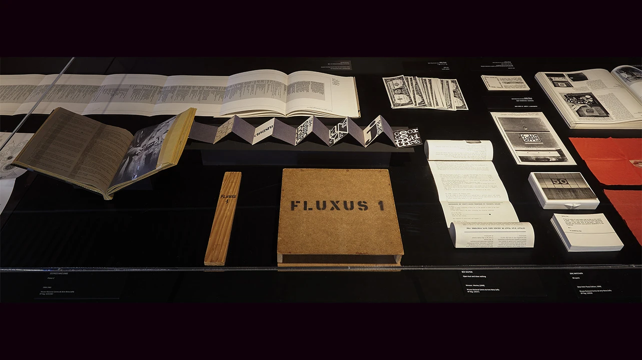 Vista de la muestra documental Un mapa fluxus: documentos sobre internacionalismo, publica-acciones y eventos, 2013