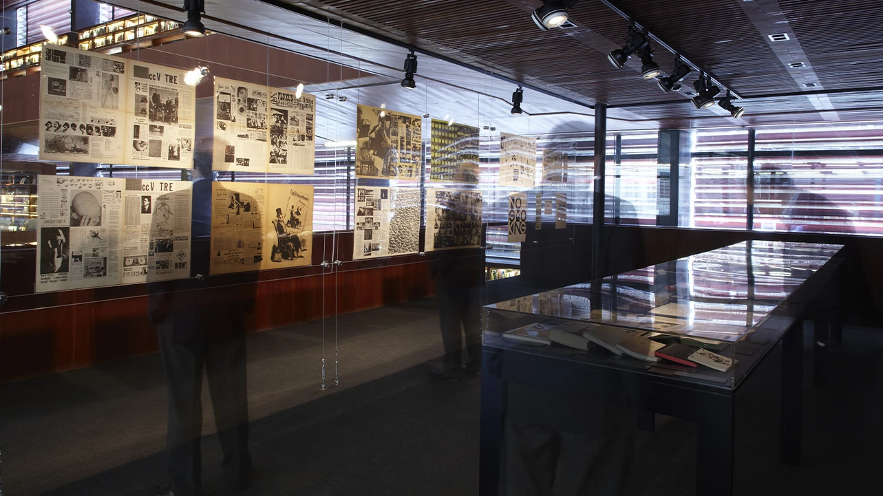 Vista de la muestra documental Un mapa fluxus: documentos sobre internacionalismo, publica-acciones y eventos, 2013