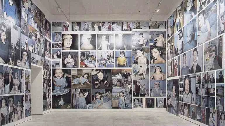 Vista de sala de la exposición. Enrique Marty. La Familia, 2000. Colección MUSAC. Museo de Arte Contemporáneo de Castilla y León