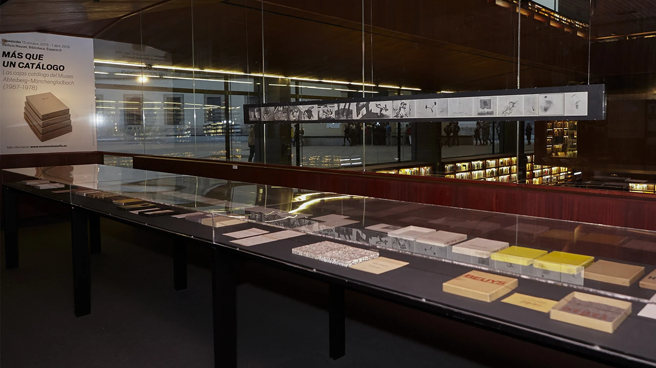 Vista de la muestra documental Más que un catálogo. Las cajas catálogo del Museo Abteiberg-Mönchengladbach (1967-1978),  2022