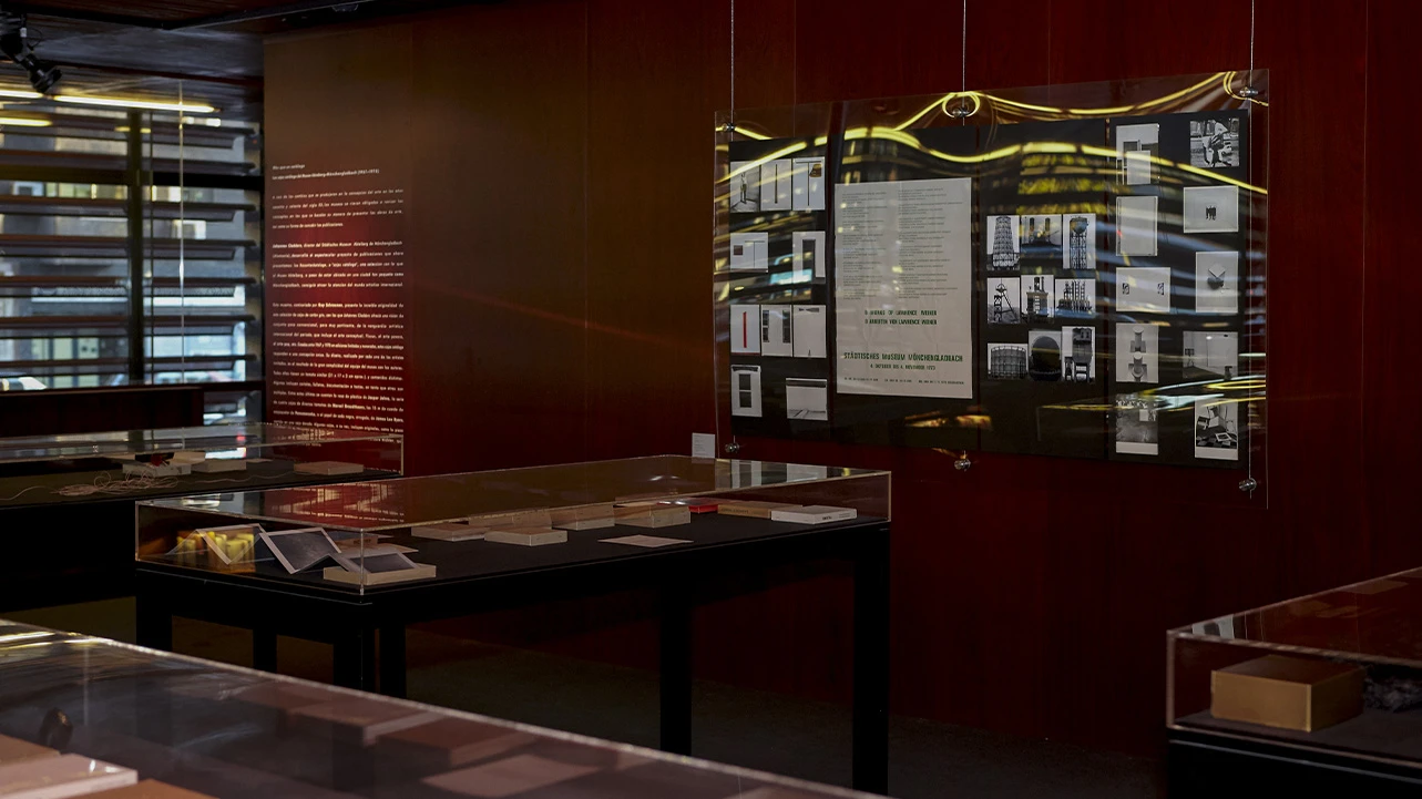 Vista de la muestra documental Más que un catálogo. Las cajas catálogo del Museo Abteiberg-Mönchengladbach (1967-1978),  2022