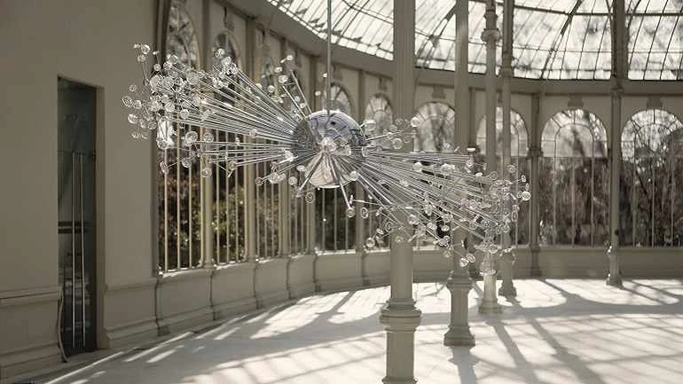 Vista de sala de la exposición. Josiah McElheny. Espacio para un universo isla, 2009