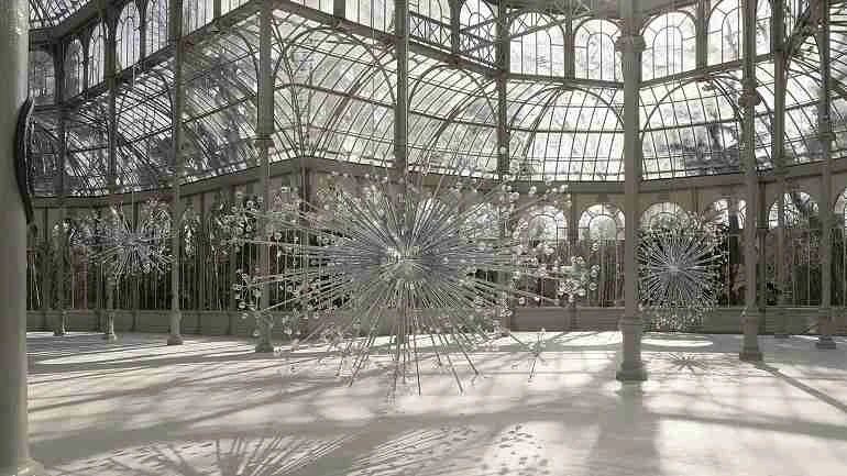 Vista de sala de la exposición. Josiah McElheny. Espacio para un universo isla, 2009