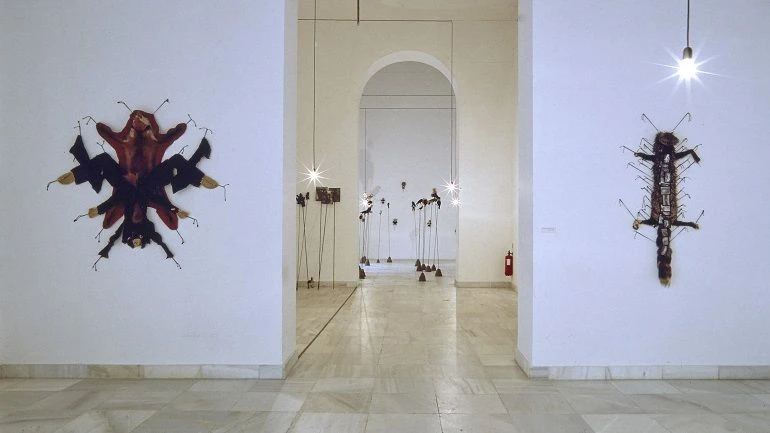 Vista de sala de la exposición. Annette Messager. La procesión va por dentro, 1999