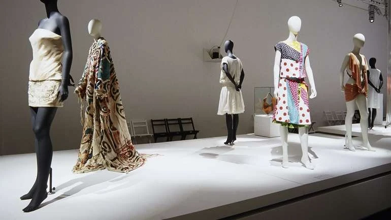 Vista de sala de la exposición. Tras el espejo: moda española, 2003