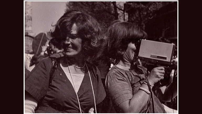 Micha Dell-Prane, Delphine Seyrig and Ioana Wieder holding a camera during a demonstration, 1976. Fotografía en blanco y negro. Cortesía del Centre audiovisuel Simone de Beauvoir
