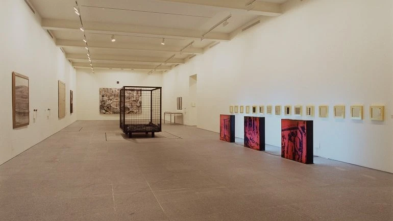 Vista de sala de la exposición. Museo de museos. 25 Museos de arte contemporáneo en la España de la Constitución, 2003