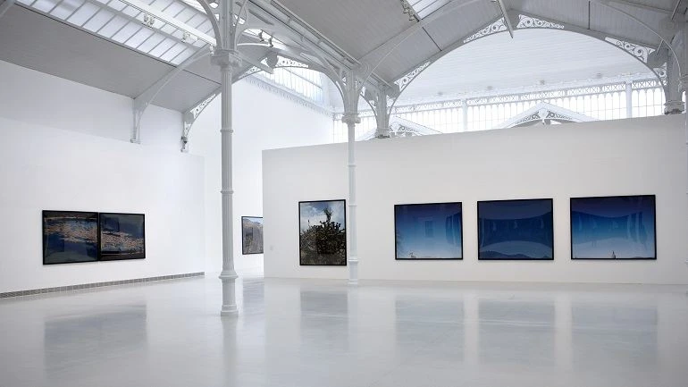 Vista de sala de la exposición. Jean-Luc Mylayne. Trazos del cielo en manos del tiempo, 2010