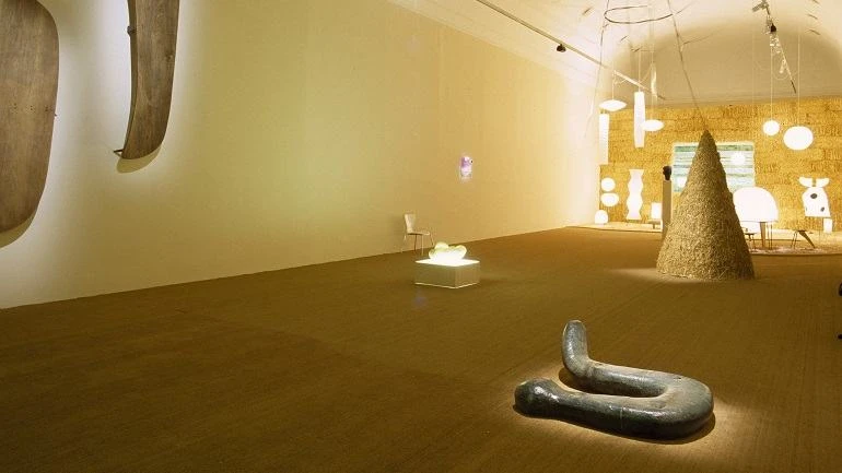 Vista de sala de la exposición. Isamu Noguchi, 2002