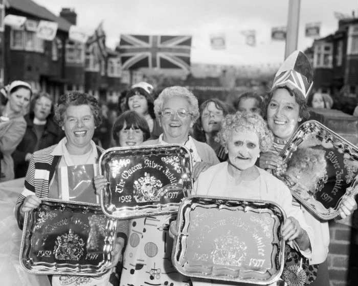 Chris Killip. Celebración de las bodas de plata de la reina, North Shields, Tyneside, 1977. Cortesía del artista © Chris Killip
