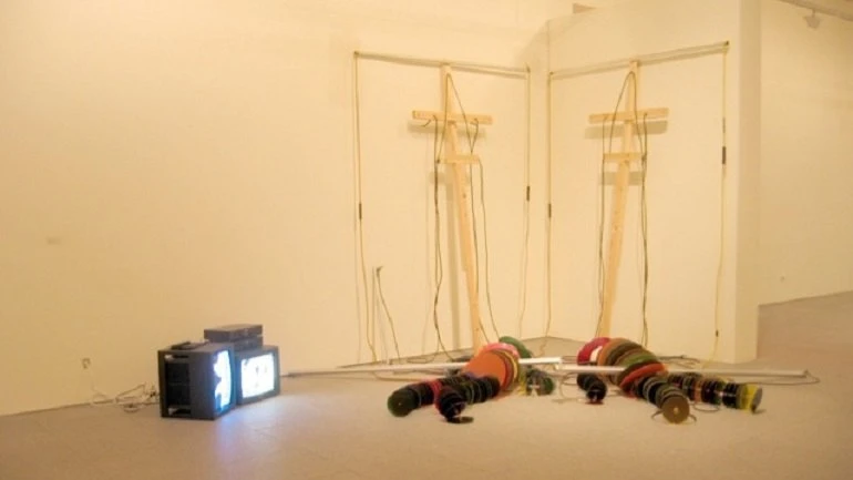 Dennis Oppenheim. Circle Puppets, 1994. Instalación. Museo Nacional Centro de Arte Reina Sofía, Madrid