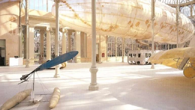 Vista de sala de la exposición. Panamarenko, 2002