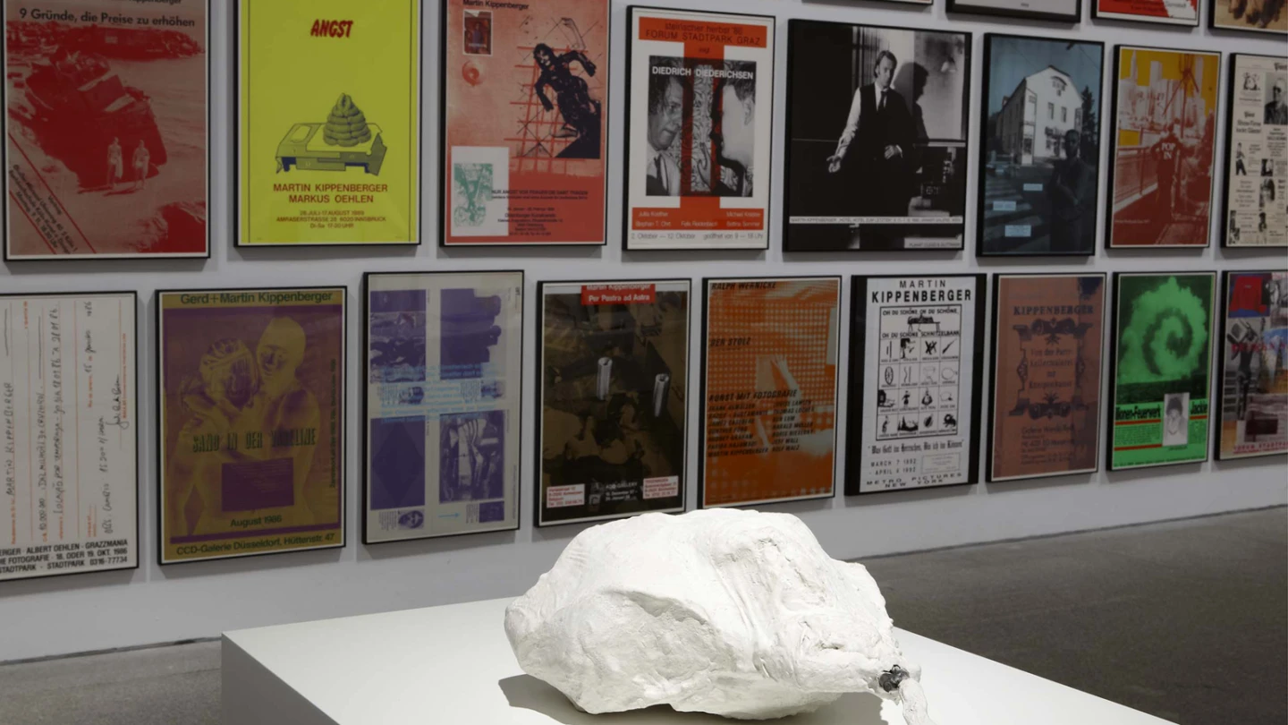 Vista de sala de la exposición. Mínima resistencia. Entre el tardomodernismo y la globalización: prácticas artísticas durante las décadas de los 80 y 90, 2013