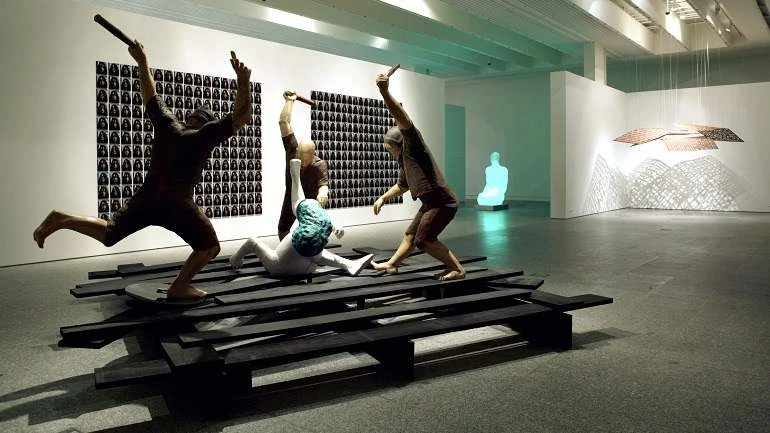 Vista de sala de la exposición. Las tres dimensiones de El Quijote, 2005