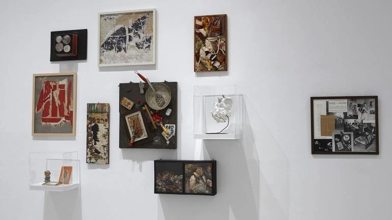 Vista de sala de la exposición. Nuevos Realismos: 1957-1962. Estrategias del objeto, entre readymade y espectáculo, 2010