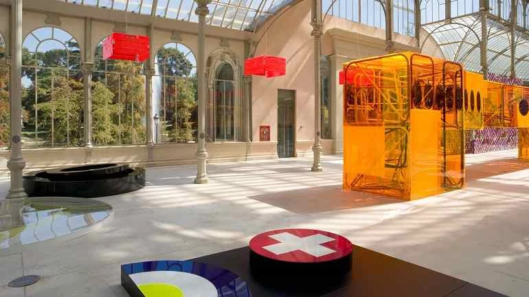 Vista de sala de la exposición. Tobias Rehberger. I Die Every Day. 1 Cor. 15,31, 2005