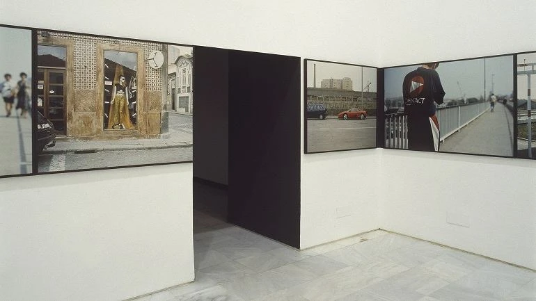 Vista de sala de la exposición. Augusto Alves da Silva. Una ciudad así / Carretera en obras, 1998