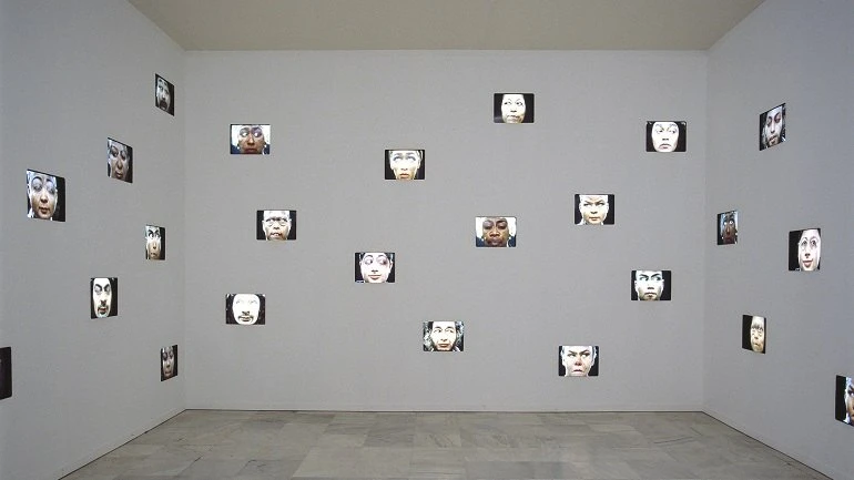 Vista de sala de la exposición. Pierrick Sorin. Los mirones, 1999