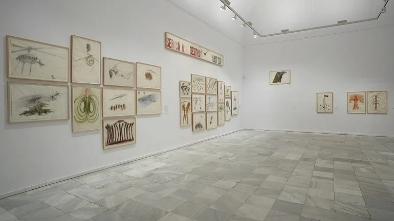 Vista de sala de la exposición. Nancy Spero. Disidanzas, 2008