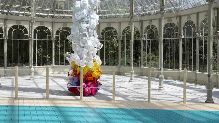 Vista de sala de la exposición. Jessica Stockholder. Peer Out to See (Atisbar para ver), 2010