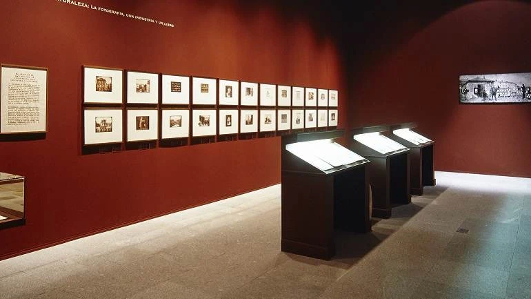 Vista de sala de la exposición. Huellas de Luz. El arte y los experimentos de William Henry Fox Talbot, 2001