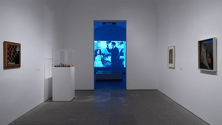 Vista de la exposición Dorothea Tanning. Detrás de la puerta, invisible, otra puerta, 2018