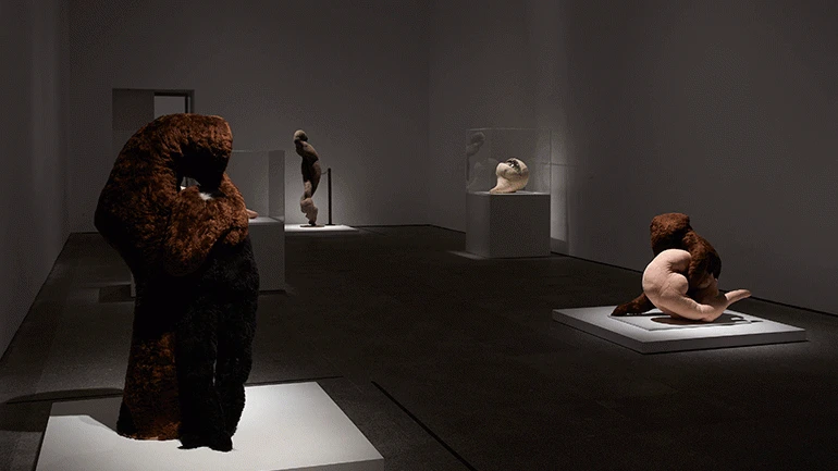 Vista de la exposición Dorothea Tanning. Detrás de la puerta, invisible, otra puerta, 2018