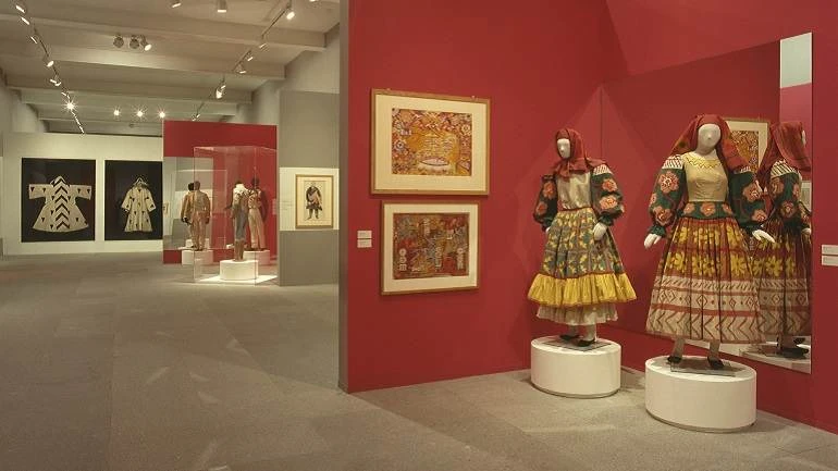 Vista de sala de la exposición. El teatro de los pintores en la Europa de las vanguardias, 2000