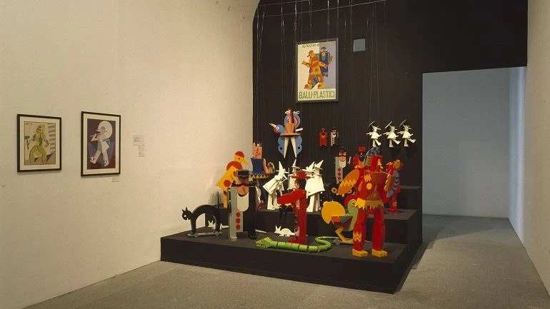 Vista de sala de la exposición. El teatro de los pintores en la Europa de las vanguardias, 2000