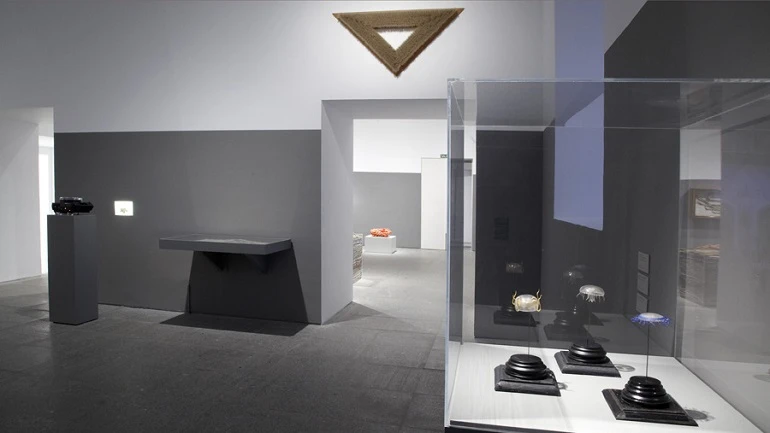 Vista de sala de la exposición. Rosemarie Trockel. un cosmos, 2012 